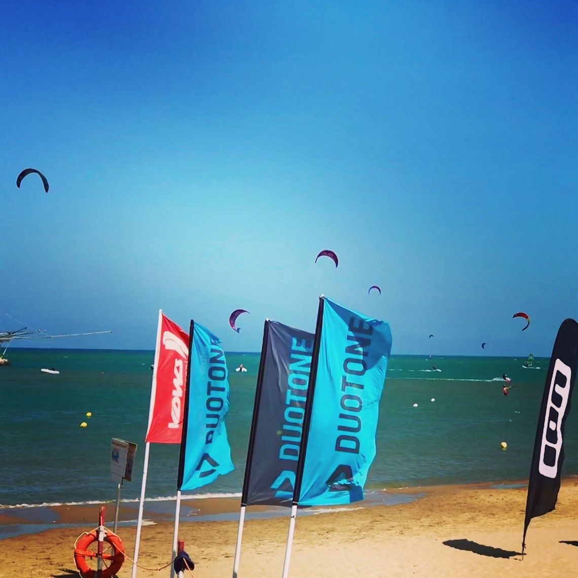 ragazzi e ragazze che fanno kitesurf e sport acquatici nell'Isola La Chianca Vieste