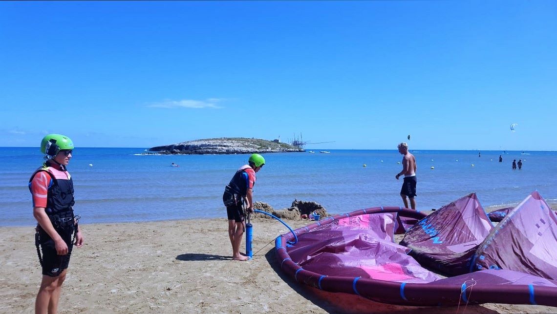 ragazzi e ragazze che fanno kitesurf e sport acquatici nell'Isola La Chianca Vieste