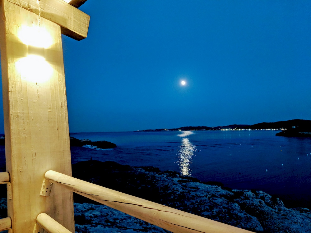 luna sulla baia ristorante Duccio a mare cucina locale Isola la Chianca sul mare a Vieste in Gargano