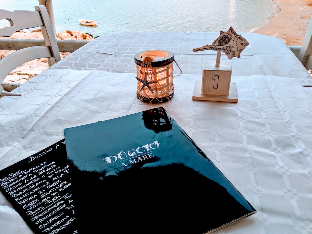 menu sul tavolo del ristorante Duccio a mare cucina locale Isola la Chianca sul mare a Vieste in Gargano