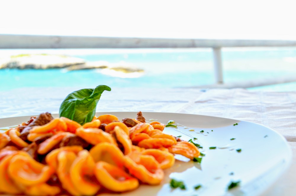 orecchiette con tonno fresco Duccio a mare cucina locale Isola la Chianca sul mare a Vieste in Gargano