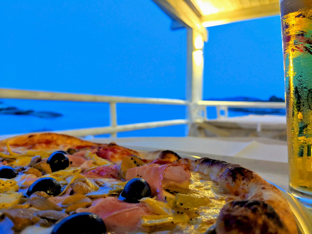 pizza capricciosa ristorante Duccio a mare cucina locale Isola la Chianca sul mare a Vieste in Gargano